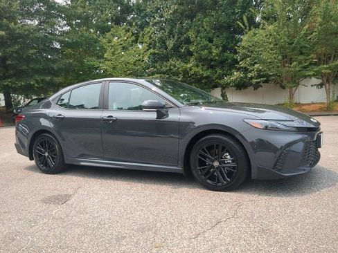Used 2025 Toyota Camry SE AWD/4WD image 2