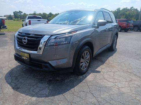 Used 2025 Nissan Pathfinder SV FWD image 1
