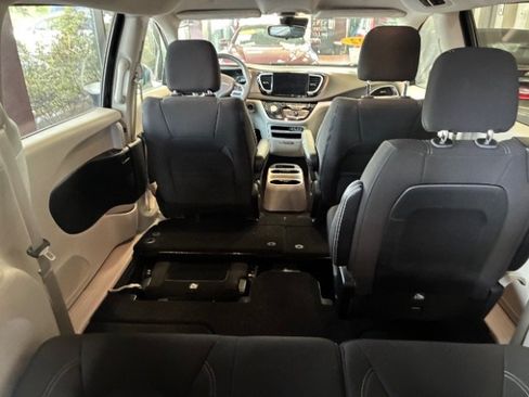 Used 2022 Chrysler Voyager LX FWD image 14