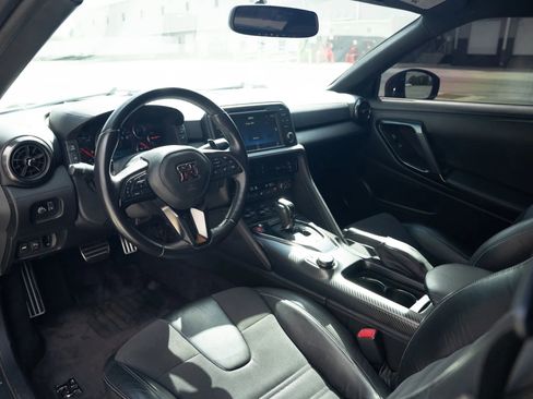 Used 2017 Nissan GT-R Premium image 16
