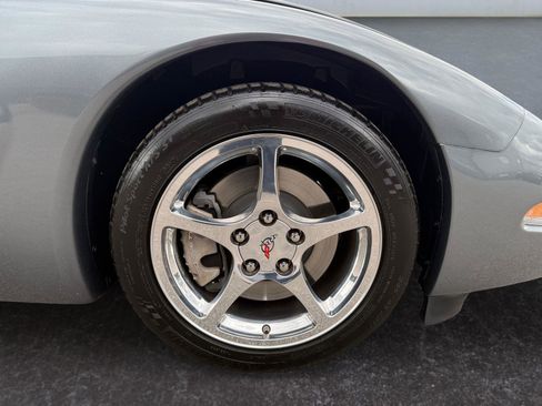 Used 2004 Chevrolet Corvette Coupe w/ Preferred Equipment Group RWD image 22
