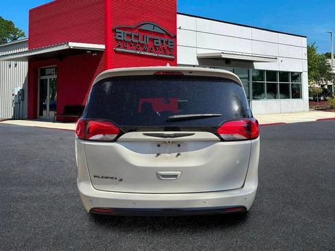 Used 2020 Chrysler Pacifica Touring-L w/ S Appearance Package FWD image 3