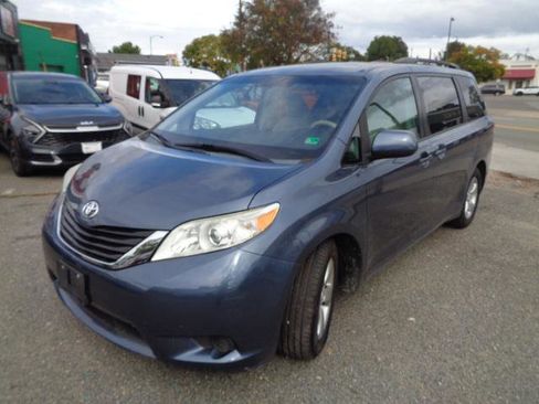 Used 2014 Toyota Sienna LE image 35