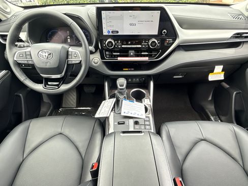 New 2026 Toyota Highlander Platinum image 22