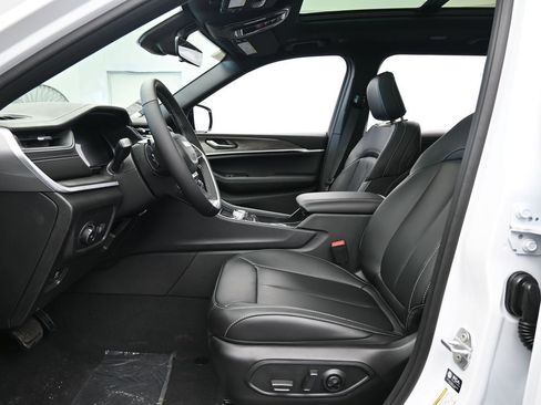 New 2025 Jeep Grand Cherokee L Limited image 12