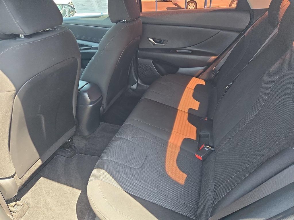 Used 2022 Hyundai Elantra SE w/ Cargo Package FWD image 14