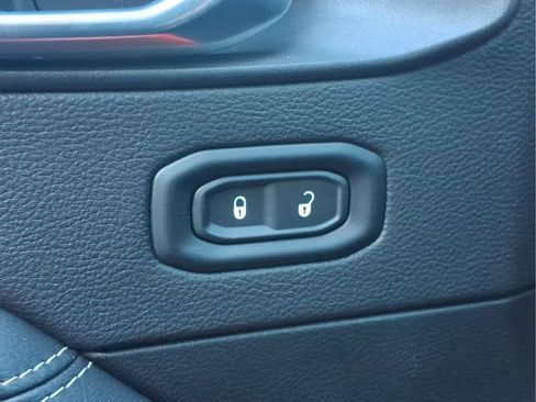 Used 2022 Jeep Gladiator Overland w/ Popular Equipment Package AWD/4WD image 19