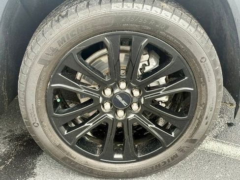 Used 2023 GMC Acadia SLE w/ Driver Convenience Package FWD image 29