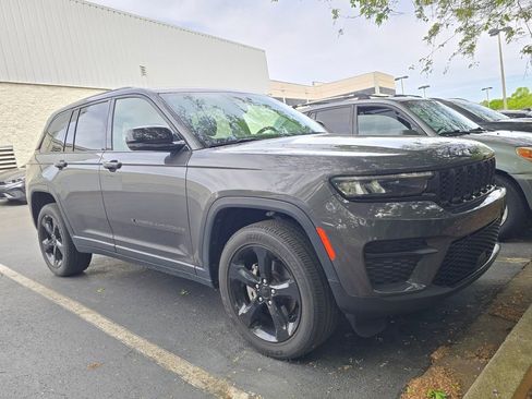 Used 2023 Jeep Grand Cherokee Altitude image 1