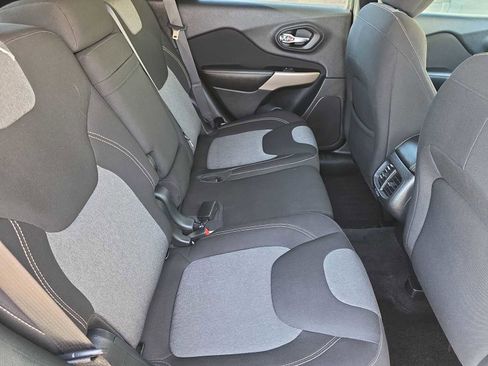 Used 2018 Jeep Cherokee Latitude w/ Cold Weather Group image 17