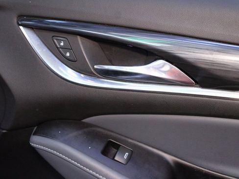 Used 2020 Buick Enclave Essence image 9