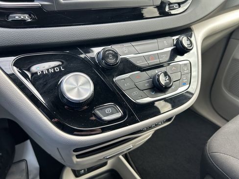 Used 2023 Chrysler Voyager LX image 27