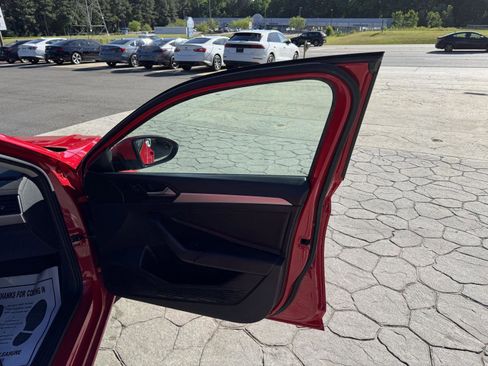 Used 2019 Volkswagen Jetta SE w/ Cold Weather Package FWD image 17