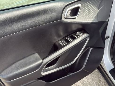 Used 2021 Kia Soul LX image 17