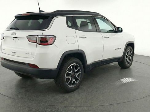 Used 2025 Jeep Compass Trailhawk image 9