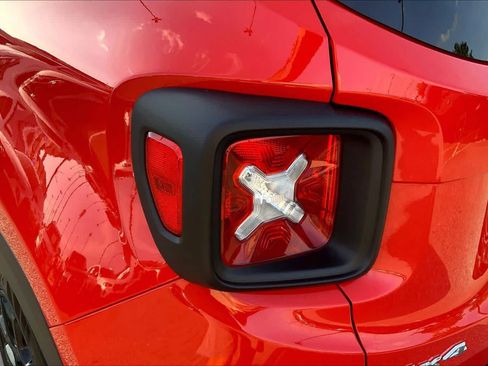 Used 2023 Jeep Renegade Latitude w/ Sun/Sound Group AWD/4WD image 27