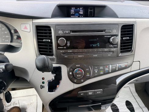 Used 2013 Toyota Sienna LE image 33