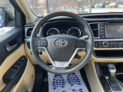 Used 2019 Toyota Highlander Limited Platinum image 16