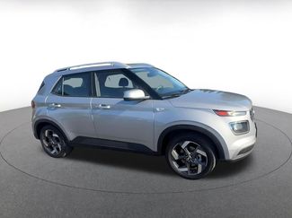 Used 2025 Hyundai Venue SEL video 2