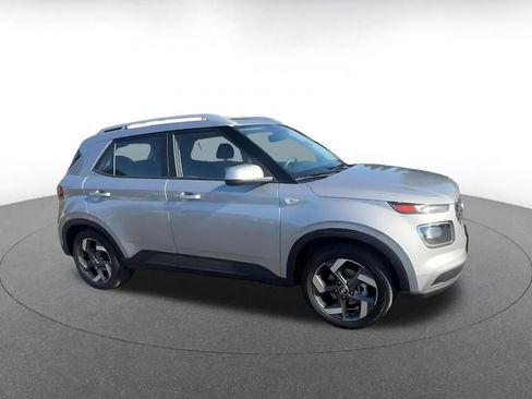 Used 2025 Hyundai Venue SEL image 2