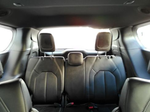 Used 2026 Chrysler Pacifica Select image 36