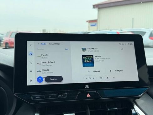 Used 2023 Toyota Venza Limited image 3