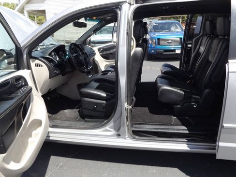 Used 2017 Dodge Grand Caravan SXT FWD image 12