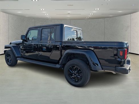 Used 2023 Jeep Gladiator Sport image 5