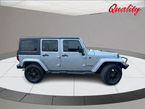 Used 2017 Jeep Wrangler Unlimited Sahara w/ Connectivity Group AWD/4WD image 2