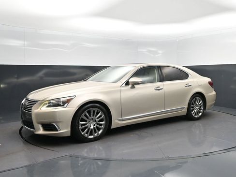 Used 2016 Lexus LS 460 w/ Comfort Package RWD image 3