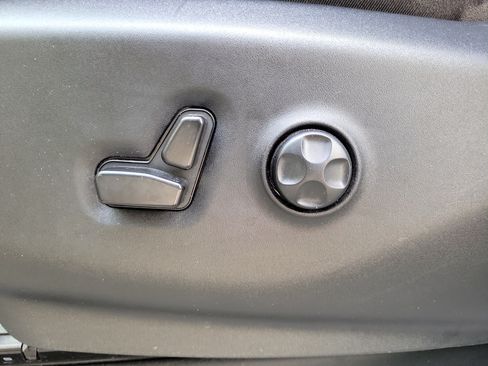 Used 2023 Chrysler Pacifica Touring-L FWD image 16
