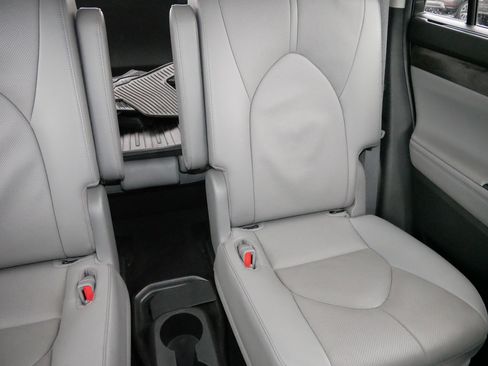 Used 2023 Toyota Highlander Limited image 14