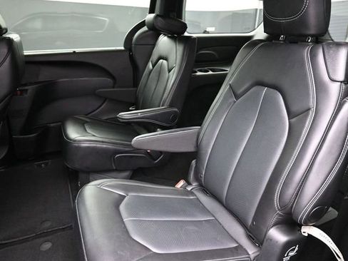 Used 2025 Chrysler Pacifica Select FWD image 16
