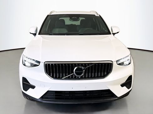 Used 2025 Volvo XC40 B5 Core image 2