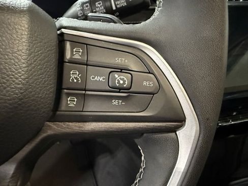 Used 2023 Jeep Grand Cherokee Limited image 12