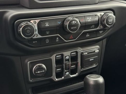 Used 2023 Jeep Gladiator Sport AWD/4WD image 17