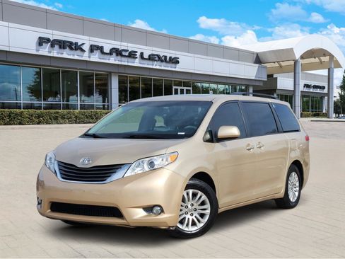 Used 2014 Toyota Sienna XLE image 1