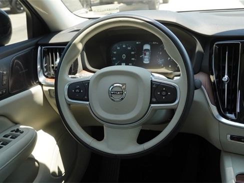 Used 2022 Volvo S60 B5 Momentum w/ Premium Package image 13