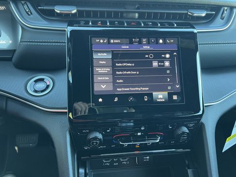 New 2025 Jeep Grand Cherokee Laredo X w/ Luxury Tech Group I image 27