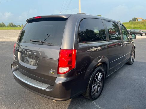 Used 2017 Dodge Grand Caravan SXT FWD image 3