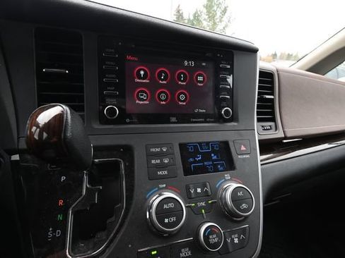 Used 2020 Toyota Sienna Limited image 14