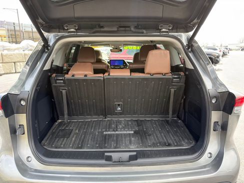 Used 2025 Toyota Highlander Limited AWD/4WD image 31