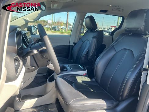 Used 2024 Chrysler Pacifica Touring-L FWD image 18