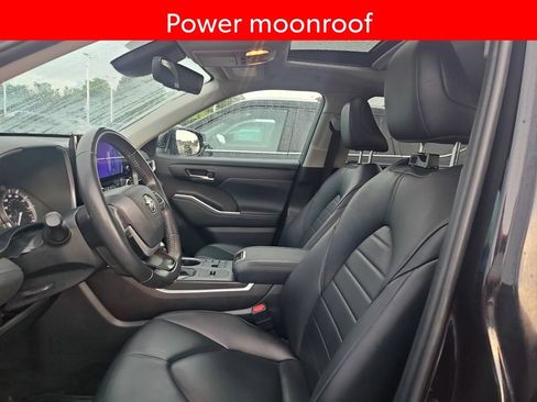 Used 2024 Toyota Highlander XLE FWD image 6