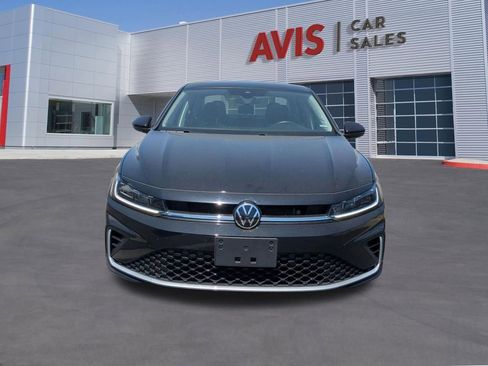 Used 2025 Volkswagen Jetta SE FWD image 2