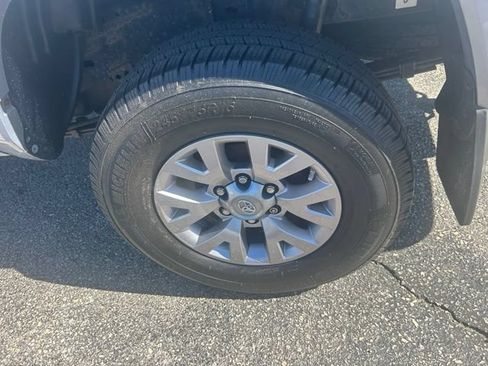 Used 2017 Toyota Tacoma SR5 w/ Tow Package AWD/4WD image 8