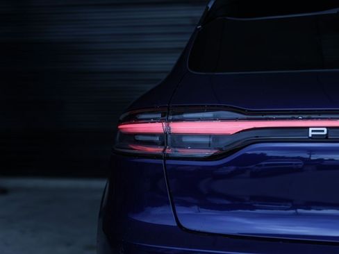 Certified 2025 Porsche Macan AWD/4WD image 15