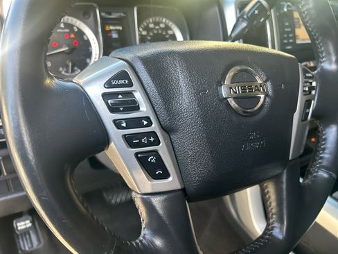 Used 2018 Nissan Titan SV w/ SV Convenience Package image 12
