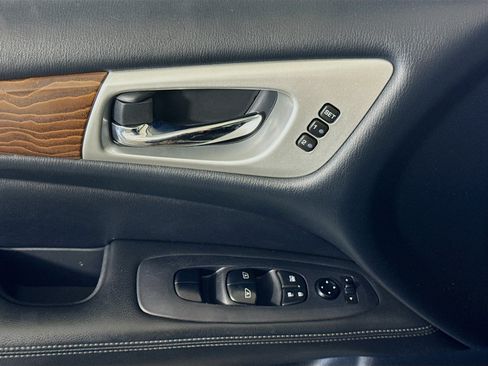 Used 2020 Nissan Pathfinder Platinum FWD image 24