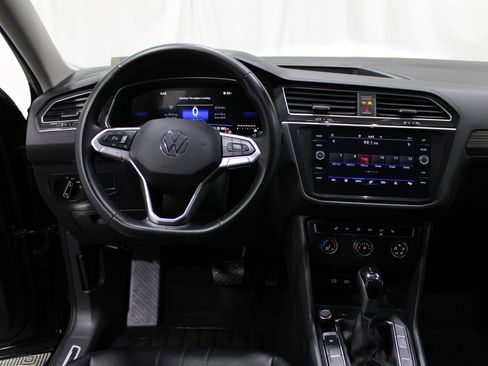 Used 2024 Volkswagen Tiguan SE image 2